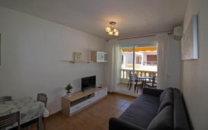 A seating area at Tres Playas Primera línea de mar - ALBERT VILLAS Alcossebre