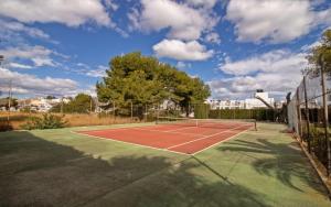 Tenis lub squash w obiekcie Tres Playas Primera línea de mar - ALBERT VILLAS Alcossebre lub w pobliżu