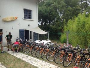 um grupo de bicicletas estacionadas ao lado de um edifício em Villa 16 personnes, plage à 300m em Labenne