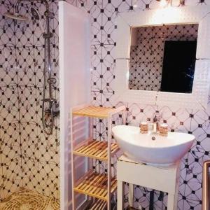La salle de bains est pourvue d'un lavabo et d'un miroir. dans l'établissement Tommy Tour Sahara, à Dakhla