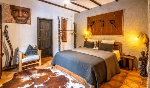 een slaapkamer met een bed en een portret van een man bij Valle de Oro in Villanueva de Algaidas