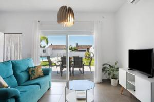 カディスにあるCasa Pepi Solo Familiasの青いソファとテーブルのあるリビングルーム