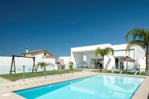 カディスにあるCasa Pepi Solo Familiasの家の前のプール