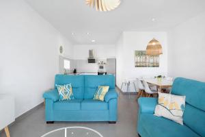 カディスにあるCasa Pepi Solo Familiasのリビングルーム(青い椅子2脚、テーブル付)