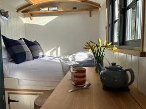 Zimmer mit einem Bett und einem Tisch mit einer Teekanne in der Unterkunft Lower Crankan Farm in Penzance