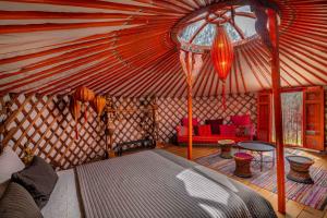 een kamer met een bed in een yurt bij Valle de Oro in Villanueva de Algaidas