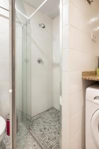 La salle de bains est pourvue d'une douche et de toilettes. dans l'établissement Apartments Sata Olimpic Village Area, à Barcelone