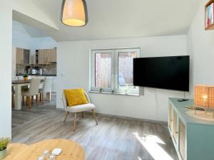 Una sala de estar con un televisor de pantalla plana en una pared. en Zentral Wohlfühlen NO 1, en Kleve