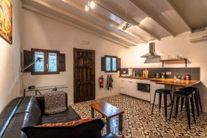 een woonkamer met een bank en een keuken bij Valle de Oro in Villanueva de Algaidas
