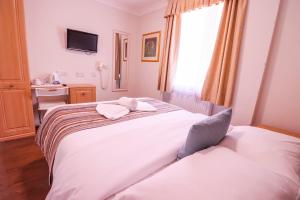 Katil atau katil-katil dalam bilik di Fairway Hotel