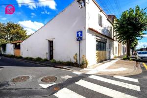 un edificio blanco en una calle con un paso de peatones en L'Oasis by iZiLi - Proche Hypercentre - Paisible, en Niort