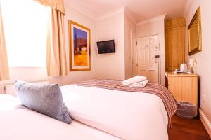 Katil atau katil-katil dalam bilik di Fairway Hotel