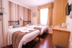 Katil atau katil-katil dalam bilik di Fairway Hotel
