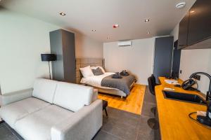 - un salon avec un lit et un canapé dans l'établissement Hotel Mezza Notte, à Ronse