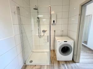 y baño con cabina de ducha y lavadora. en Zentral Wohlfühlen NO 1, en Kleve 31 fotos más