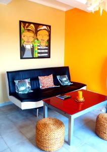 Vista Real في فيلا نوفا دي كاسيلا: غرفة معيشة مع أريكة وطاولة