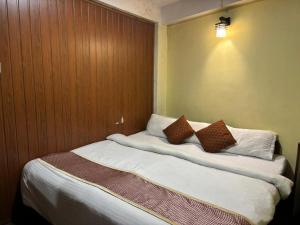 Postel nebo postele na pokoji v ubytování HOTEL PURNI DARJEELING