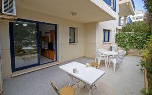 Балкон или терраса в Bajo con terraza, parking y piscina en el centro PORTA MEDITERRANEA ALBERT VILLAS