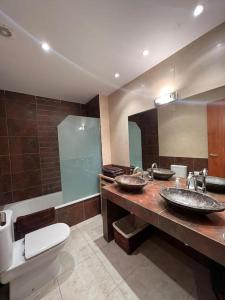 ein Badezimmer mit zwei Waschbecken und einem WC in der Unterkunft Mirador del Verd in San Lorenzo de Morunys