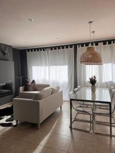 ein Wohnzimmer mit einem Sofa und einem Tisch in der Unterkunft Mirador del Verd in San Lorenzo de Morunys