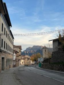 eine leere Straße in einer Stadt mit Bergen im Hintergrund in der Unterkunft Mirador del Verd in San Lorenzo de Morunys