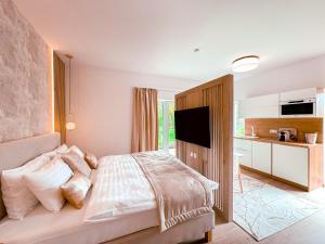 um quarto com uma cama grande e uma cozinha em M26 Prémium apartmanok em Tihany