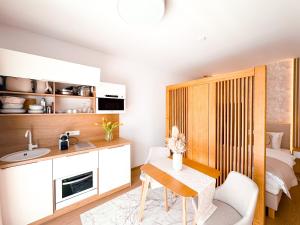 Kuchyňa alebo kuchynka v ubytovaní M26 Prémium apartmanok