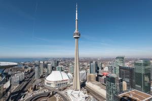una vista aerea della torre di toron di MMG Executive Suite - VIEWS FROM THE TOP a Toronto