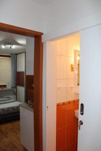 um quarto com um quarto com uma cama e uma casa de banho em Cozy apartment Ladybug, Sarajevo em Sarajevo