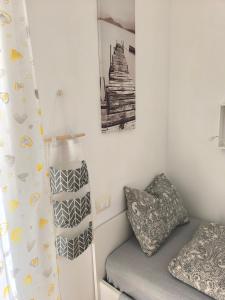 een slaapkamer met een bed en een foto aan de muur bij Apartment Dragonfly - garden and pool in Manerba del Garda