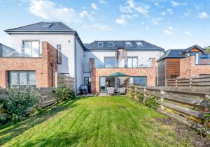 an exterior view of a house with a yard at Sandy Toes - Dartmouth in Stoke Fleming