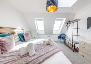 - une chambre avec un grand lit et une commode dans l'établissement Sandy Toes - Dartmouth, à Stoke Fleming
