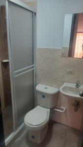 uma casa de banho com um WC, um chuveiro e um lavatório. em EDIFICIO MALU REAL habitaciones y apartaestudios sin cocina em Popayán