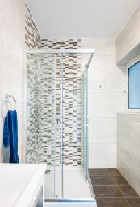 Ett badrum på Msida Central Suites