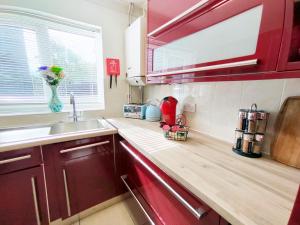 Een keuken of kitchenette bij Epicsa - Quiet Bungalow, 3 Bedroom with Parking & Garden