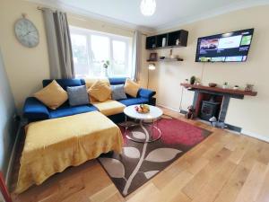 Svetainės erdvė apgyvendinimo įstaigoje Epicsa - Quiet Bungalow, 3 Bedroom with Parking & Garden