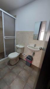 a bathroom with a toilet and a sink at EDIFICIO MALU REAL habitaciones y apartaestudios sin cocina in Popayan