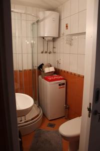 uma casa de banho com um chuveiro, um WC e um lavatório. em Cozy apartment Ladybug, Sarajevo em Sarajevo