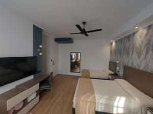 1 dormitorio con 2 camas y TV de pantalla plana en Hotel Internacional en Buenos Aires