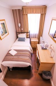 Llit o llits en una habitació de Fairway Hotel