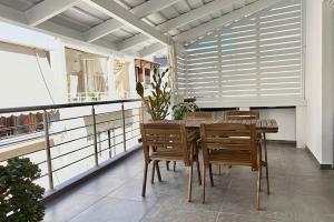 ein Esszimmer mit einem Holztisch und Stühlen in der Unterkunft 3-bedroom central, spacious and bright apartment. in Iraklio
