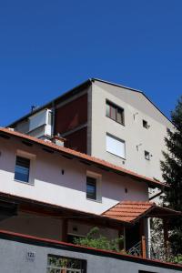 um edifício de apartamentos com um céu azul ao fundo em Cozy apartment Ladybug, Sarajevo em Sarajevo