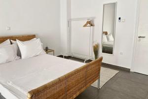 ein Schlafzimmer mit einem großen Bett und einem Spiegel in der Unterkunft 3-bedroom central, spacious and bright apartment. in Iraklio