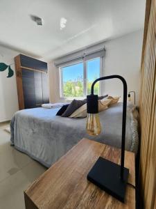 a bedroom with a bed and a table with a lamp at Inmejorable ubicación y diseño! in San Carlos de Bariloche