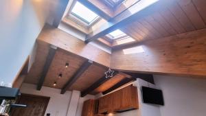 Zimmer im Dachgeschoss mit Dachfenster und Holzdecken in der Unterkunft B&B Casa Monella in Val di Sole in Monclassico