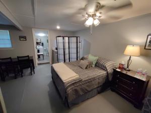 - une chambre avec un lit et un ventilateur de plafond dans l'établissement Make Yourself at Home, à Austin