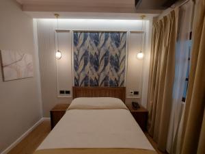 a bedroom with two beds and a window at Hotel Internacional in Buenos Aires