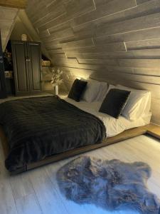 a bedroom with a large bed in a room at Valea Mosului - Charme A Frame in Petroşani +41 photos