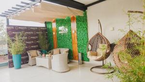 Area tempat duduk di Mako´s Hotel