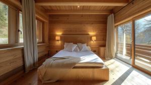 1 dormitorio con 1 cama en una casa de madera en Tommy Tour Sahara, en Dakhla